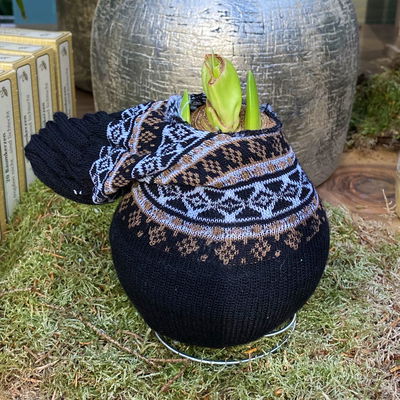 Amaryllis in Wachs XL, Dekor 'Mütze Skandinavien', Farbe zufällig, Blüte rot