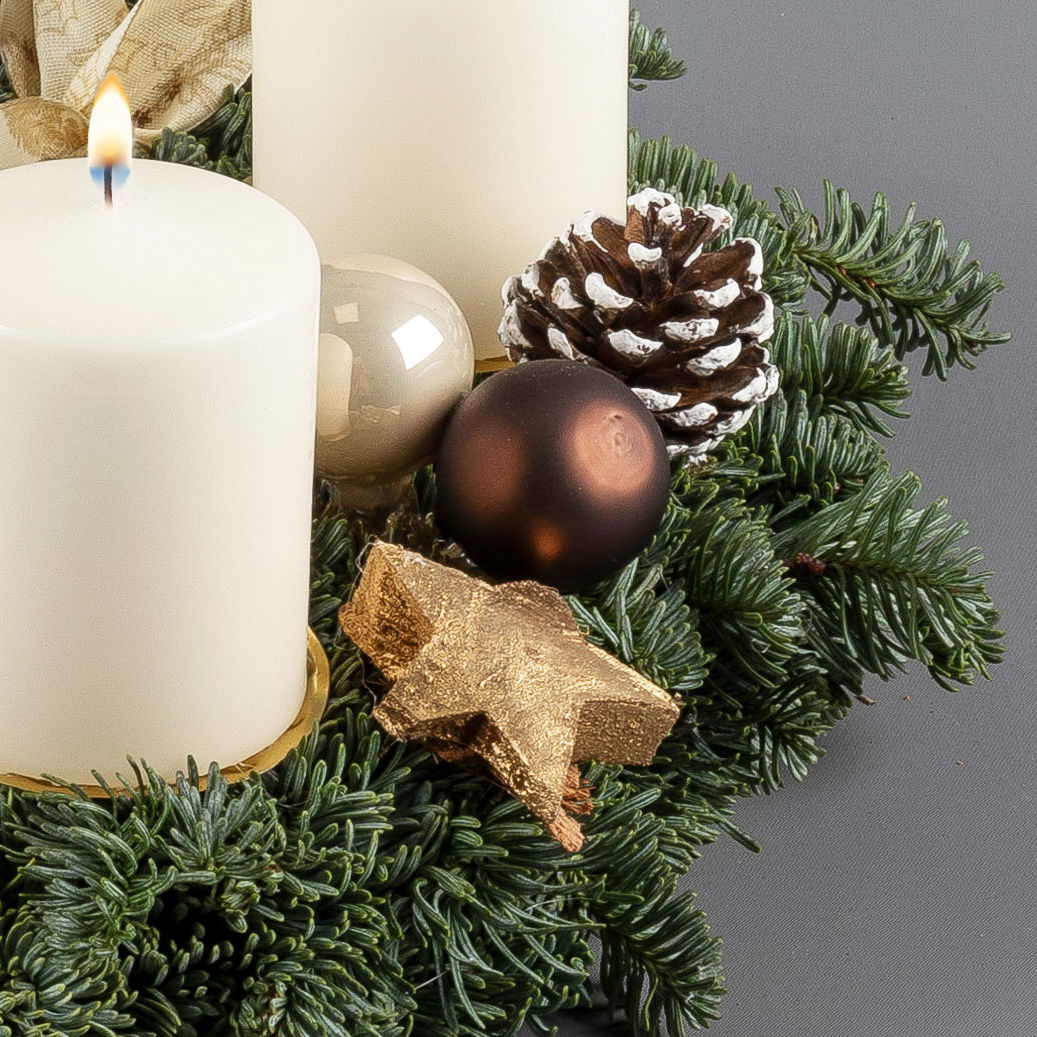 Dekorierter Adventskranz mit Stumpenkerzen in Wollweiß, Nobilistanne, ca 30 cm Ø