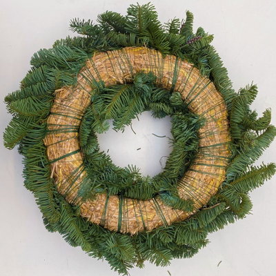 Adventskranz, Nobilistanne, halbrund gebunden, ca. 40 cm Ø Adventskranz, Nobilistanne, halbrund gebunden, ca. 40 cm Ø