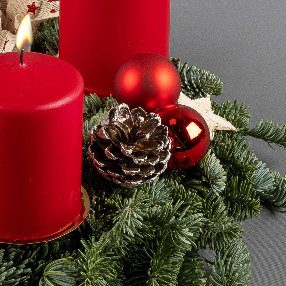 Dekorierter Adventskranz mit Stumpenkerzen in Rot, Nobilistanne, ca. 30 cm Ø