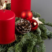 Dekorierter Adventskranz mit Stumpenkerzen in Rot, Nobilistanne, ca. 30 cm Ø
