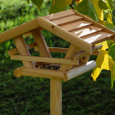 Futterhaus 'Berni' inkl. Ständer, bernsteinfarben, Kiefernholz Futterhaus 'Berni' inkl. Ständer, bernsteinfarben, Kiefernholz