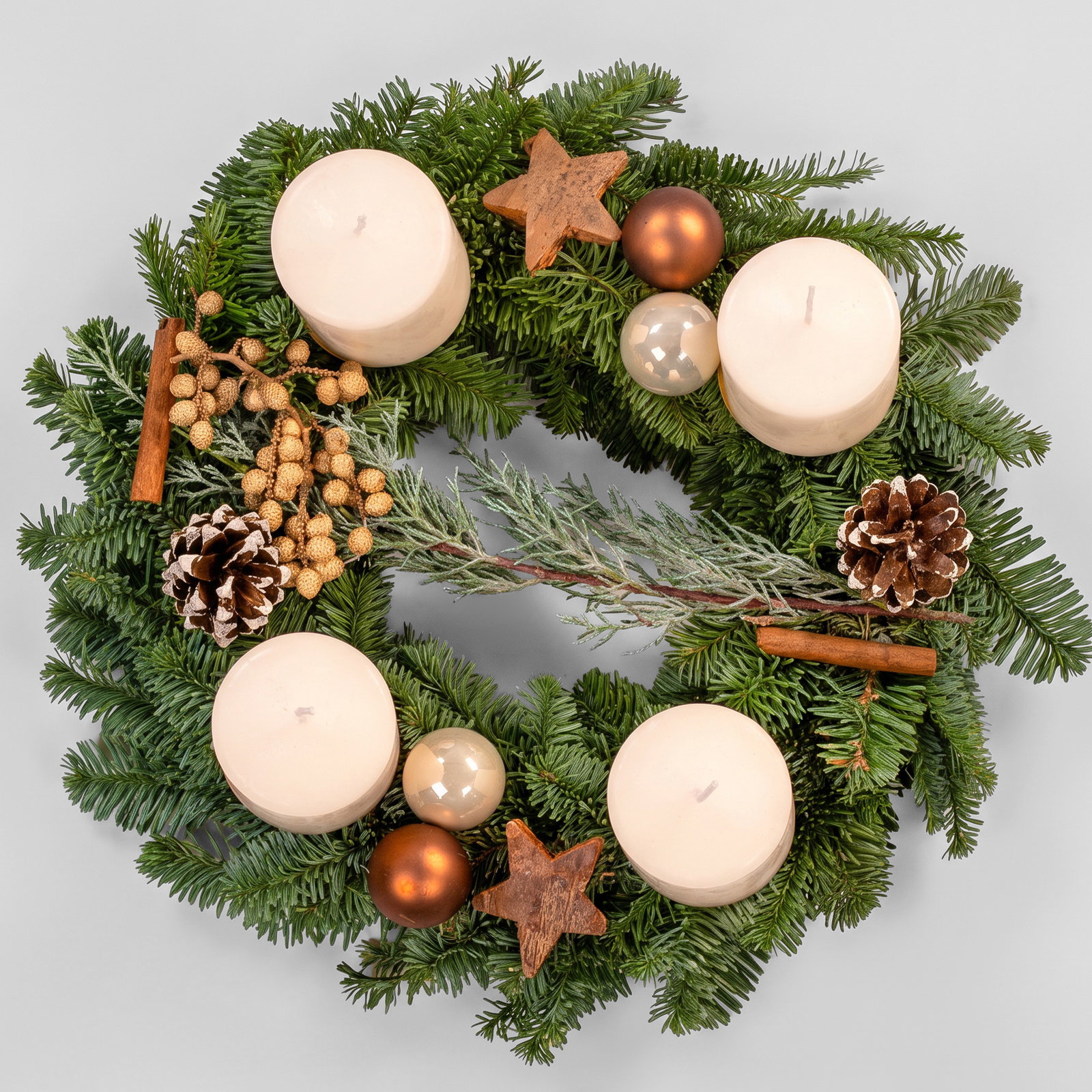 Dekorierter Adventskranz mit Stumpenkerzen in Wollweiß, Nobilistanne, ca 30 cm Ø