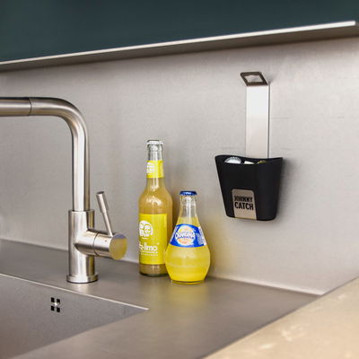 Höfats JOHNNY CATCH Wand-Flaschenöffner mit Fangbecher aus gebürstetem Edelstahl