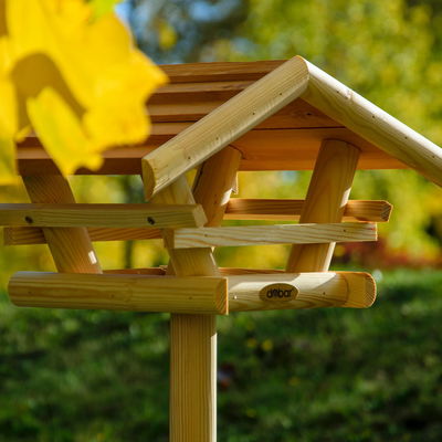 Futterhaus 'Berni' inkl. Ständer, bernsteinfarben, Kiefernholz Futterhaus 'Berni' inkl. Ständer, bernsteinfarben, Kiefernholz