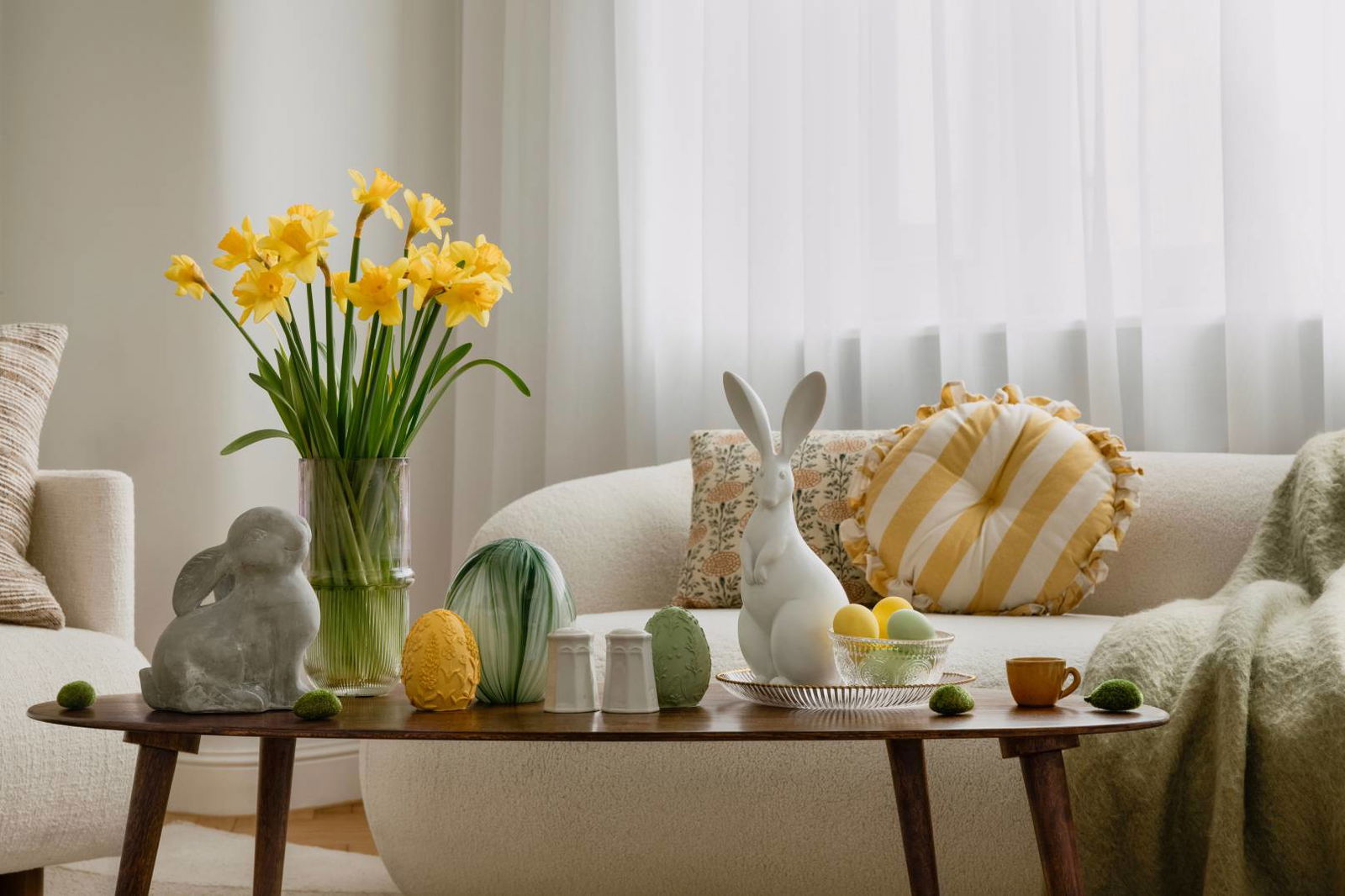 Wohnzimmer mit gelben Narzissen und Osterdeko