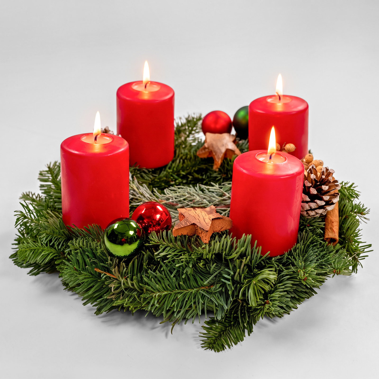 Dekorierter Adventskranz mit Stumpenkerzen in Rot, Nobilistanne, ca. 30 cm Ø Dekorierter Adventskranz mit Stumpenkerzen in Rot, Nobilistanne, ca. 30 cm Ø