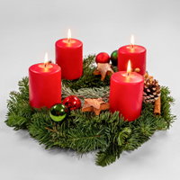 Dekorierter Adventskranz mit Stumpenkerzen in Rot, Nobilistanne, ca. 30 cm Ø Dekorierter Adventskranz mit Stumpenkerzen in Rot, Nobilistanne, ca. 30 cm Ø