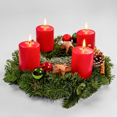 Dekorierter Adventskranz mit Stumpenkerzen in Rot, Nobilistanne, ca. 30 cm Ø Dekorierter Adventskranz mit Stumpenkerzen in Rot, Nobilistanne, ca. 30 cm Ø