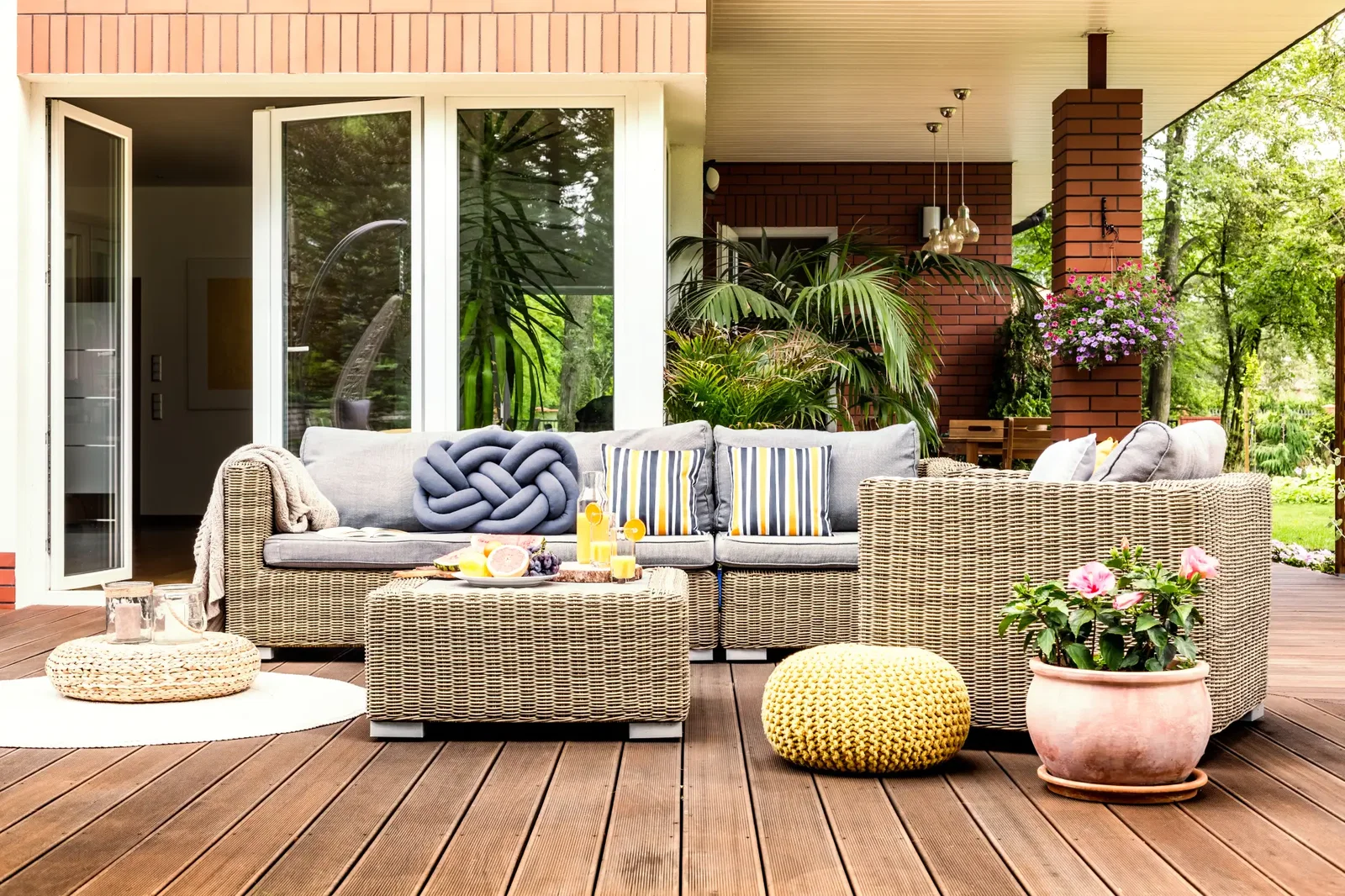 Gartenmöbel Launch im Sommer bei schönem Wetter