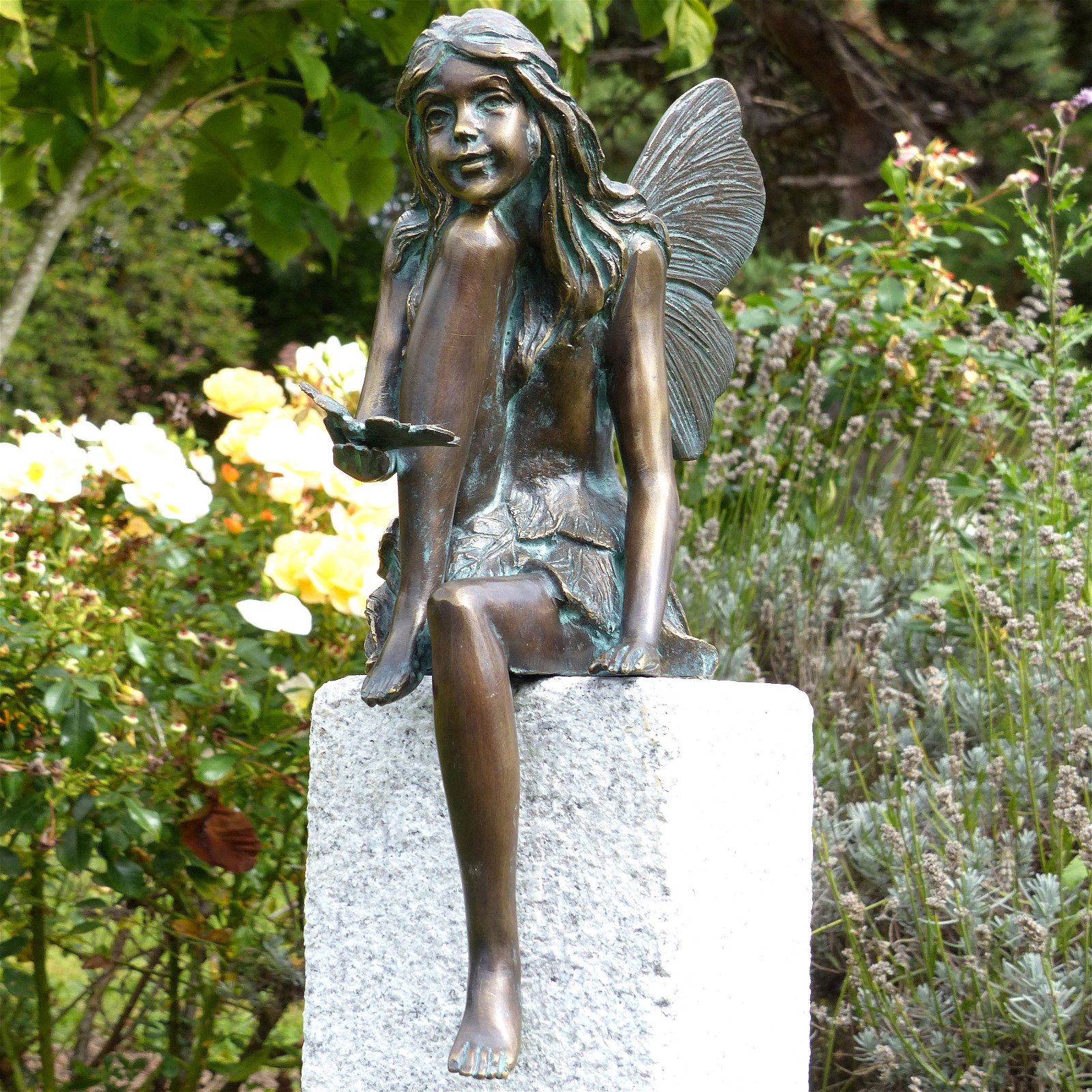 Rottenecker Fee sitzend mit Schmetterling, Bronze, 36 x 13 x 25 cm