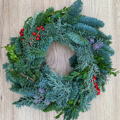 Adventskranz, Mix-Grün mit roten Beeren, halbrund gebunden, ca. 30 cm Ø Adventskranz, Mix-Grün mit roten Beeren, halbrund gebunden, ca. 30 cm Ø