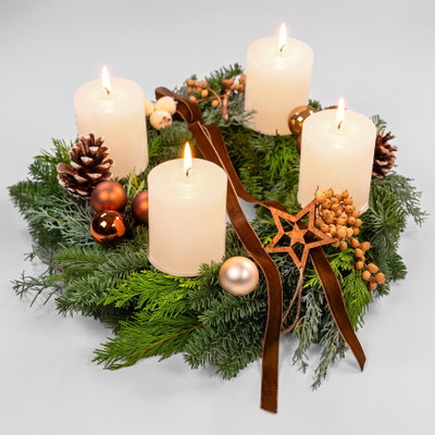 Dekorierter Adventskranz mit Kerzen in Wollweiß, Mix-Grün, ca. 35 cm Ø Dekorierter Adventskranz mit Kerzen in Wollweiß, Mix-Grün, ca. 35 cm Ø