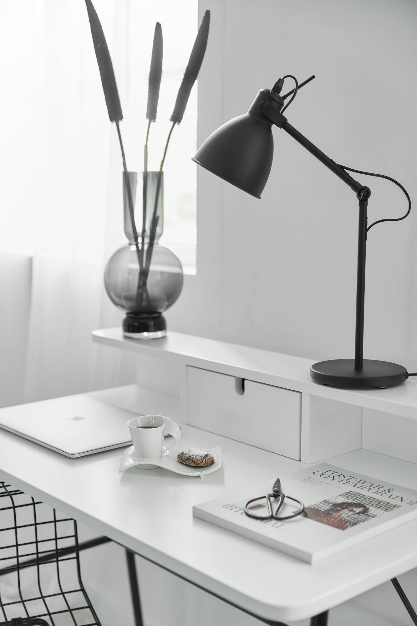 ordentlicher Schreibtisch im Home Office ordentlicher Schreibtisch im Home Office