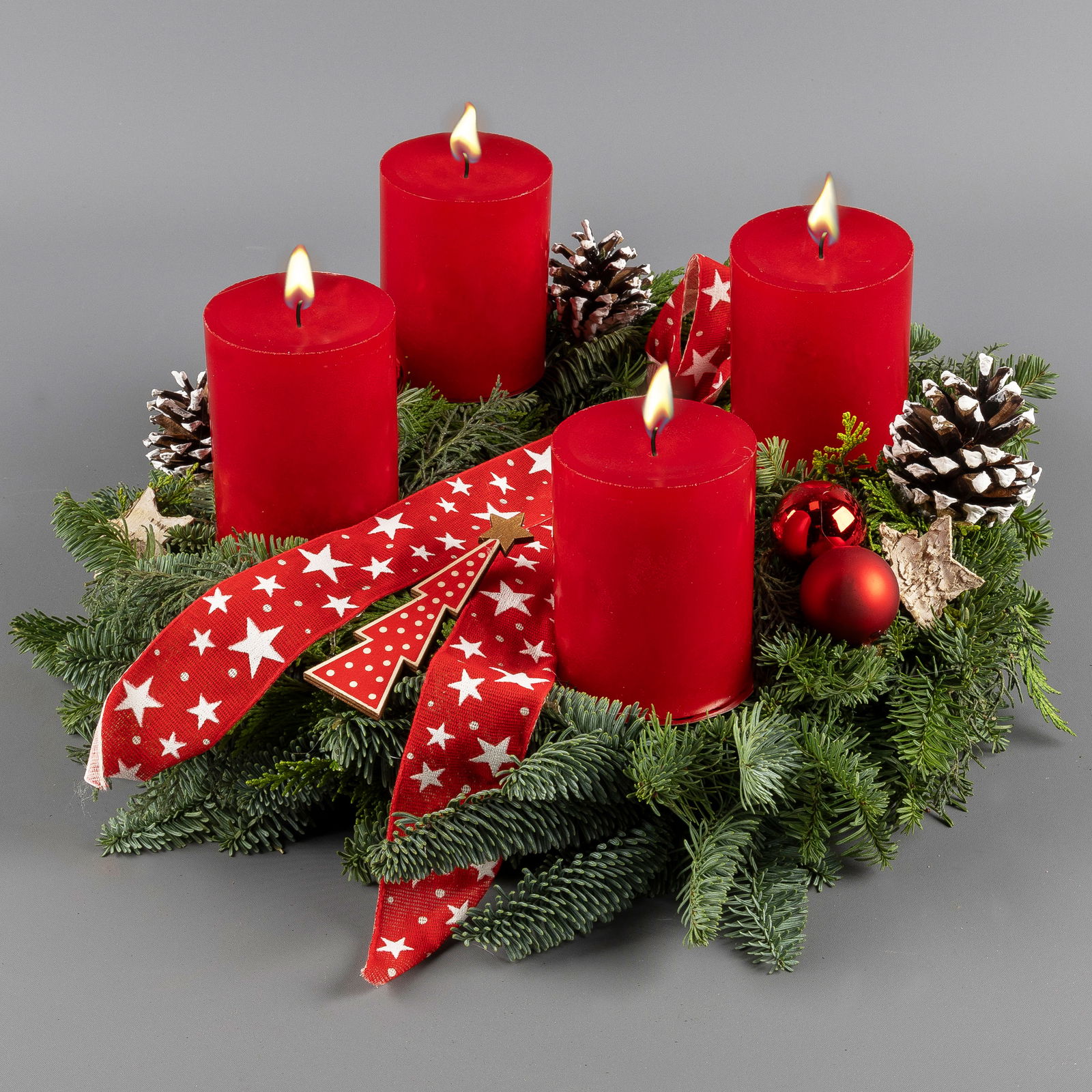 Dekorierter Adventskranz mit Kerzen in Rubinrot, Mix-Grün, ca. 35 cm Ø