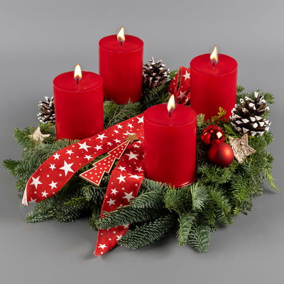 Dekorierter Adventskranz mit Kerzen in Rubinrot, Mix-Grün, ca. 35 cm Ø