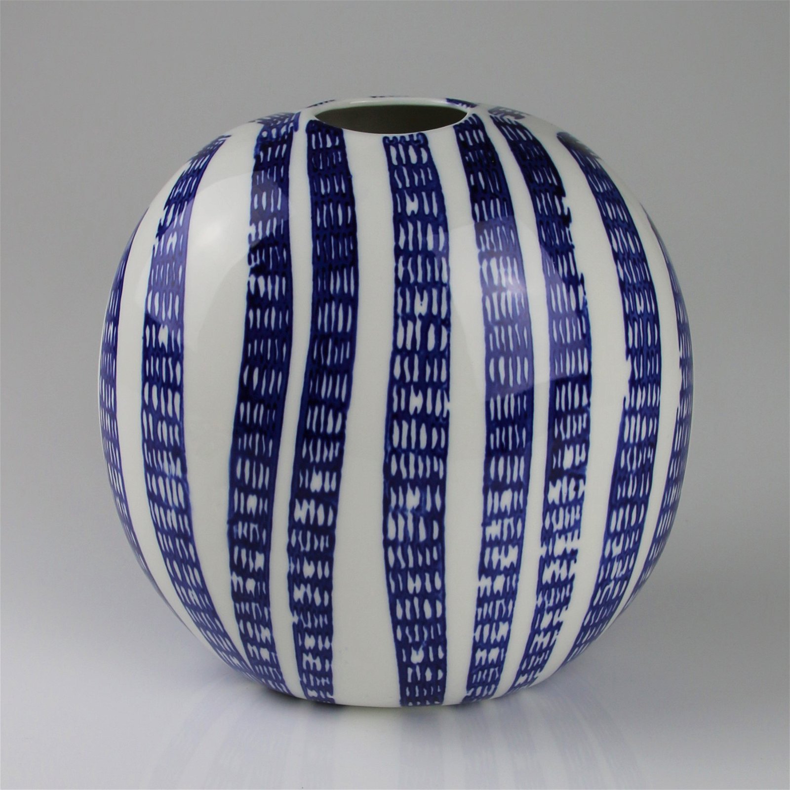 Keramikvase mit Streifenmuster, blau/weiß, H: 23 cm