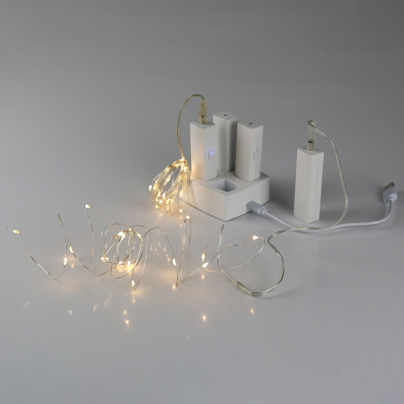 LED Silberdraht inkl. Powerbank, warmweiß, 4 Stränge je 60 LEDs LED Silberdraht inkl. Powerbank, warmweiß, 4 Stränge je 60 LEDs