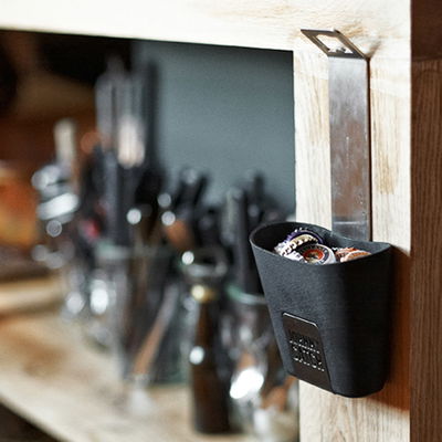 Höfats JOHNNY CATCH Wand-Flaschenöffner mit Fangbecher aus gebürstetem Edelstahl