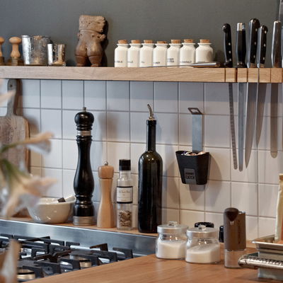 Höfats JOHNNY CATCH Wand-Flaschenöffner mit Fangbecher aus gebürstetem Edelstahl