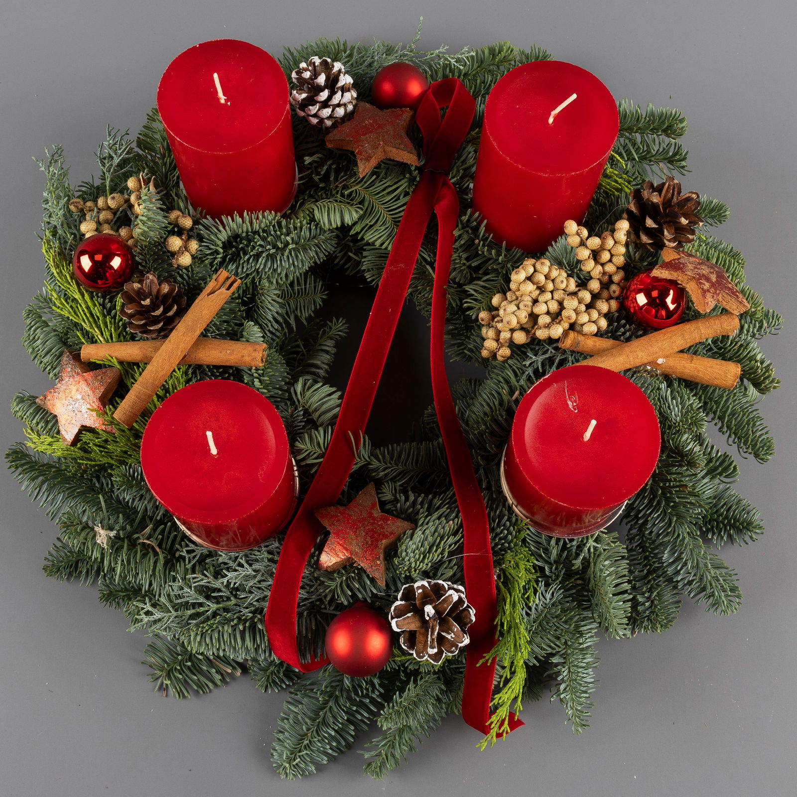 Dekorierter Adventskranz mit Kerzen in Rubinrot, Mix-Grün, ca. 35 cm Ø