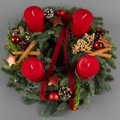 Dekorierter Adventskranz mit Kerzen in Rubinrot, Mix-Grün, ca. 35 cm Ø