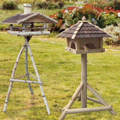 Vogelhaus mit Ständer, Höhe 105 cm, aus Birkenholz mit Reisigdach Vogelhaus mit Ständer, Höhe 105 cm, aus Birkenholz mit Reisigdach