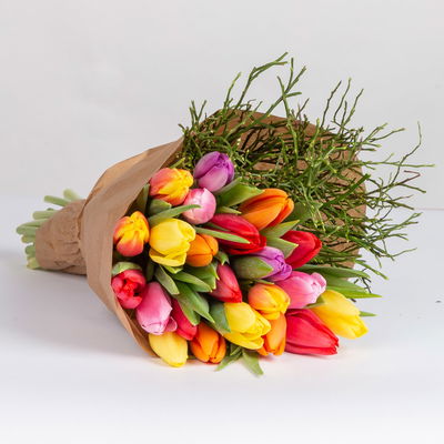 Bunter Schnittblumen-Mix aus 20 Tulpen & Heidelbeere Bunter Schnittblumen-Mix aus 20 Tulpen & Heidelbeere