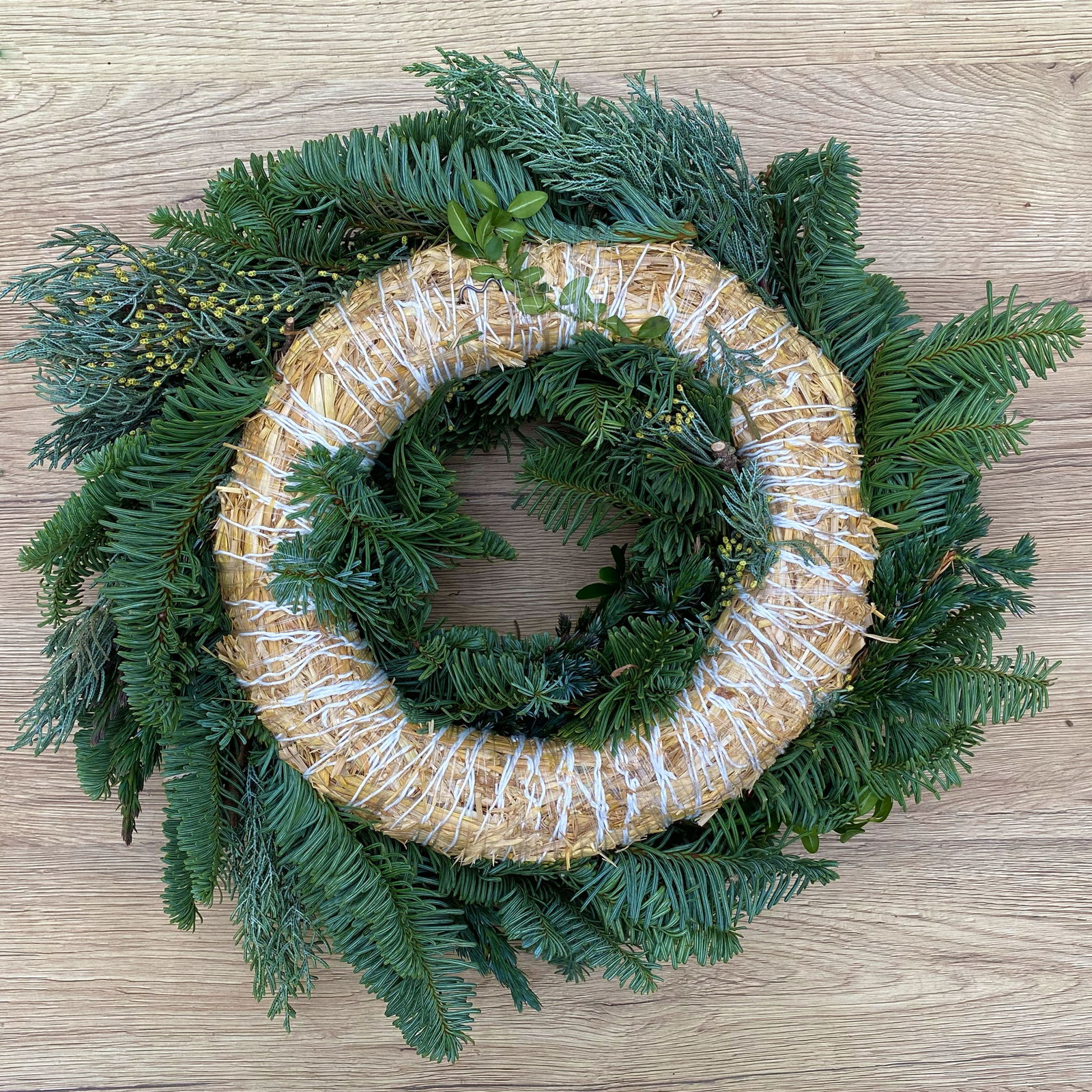 Adventskranz, Mix-Grün mit roten Beeren, halbrund gebunden, ca. 35 cm Ø