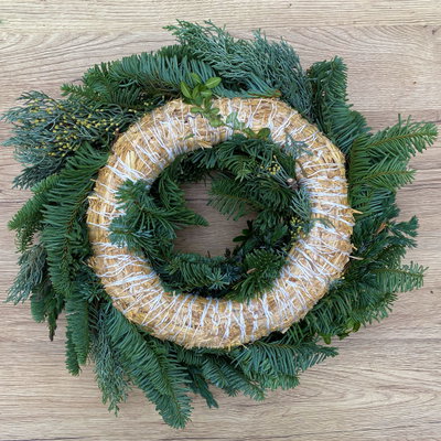 Adventskranz, Mix-Grün mit roten Beeren, halbrund gebunden, ca. 35 cm Ø Adventskranz, Mix-Grün mit roten Beeren, halbrund gebunden, ca. 35 cm Ø