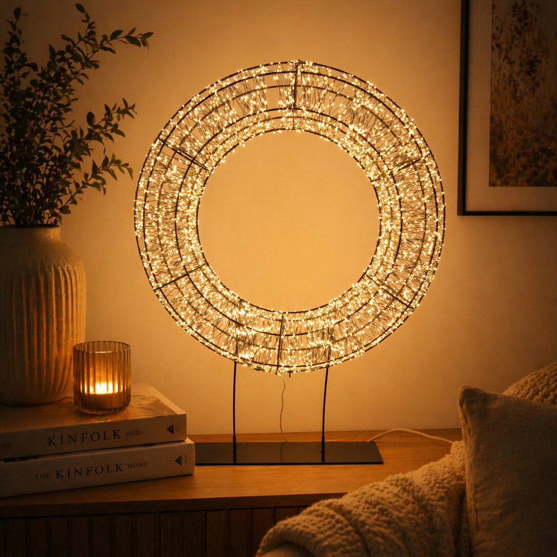 LED Kranz auf Standfuß, schwarz, 6000 warmweiße LEDs, ca. Ø 75 x H 95 cm LED Kranz auf Standfuß, schwarz, 6000 warmweiße LEDs, ca. Ø 75 x H 95 cm