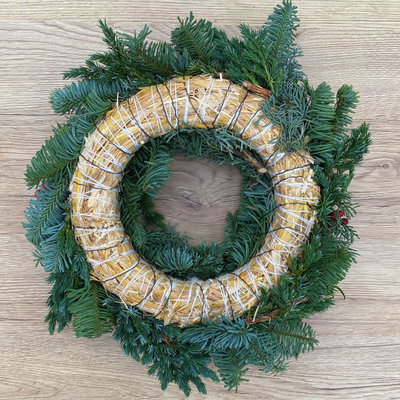 Adventskranz, Mix-Grün mit roten Beeren, halbrund gebunden, ca. 30 cm Ø Adventskranz, Mix-Grün mit roten Beeren, halbrund gebunden, ca. 30 cm Ø