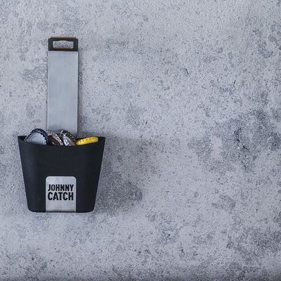 Höfats JOHNNY CATCH Wand-Flaschenöffner mit Fangbecher aus gebürstetem Edelstahl