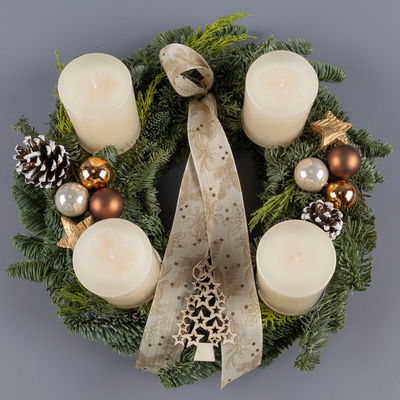 Dekorierter Adventskranz mit Kerzen in Wollweiß, Mix-Grün, ca. 35 cm Ø