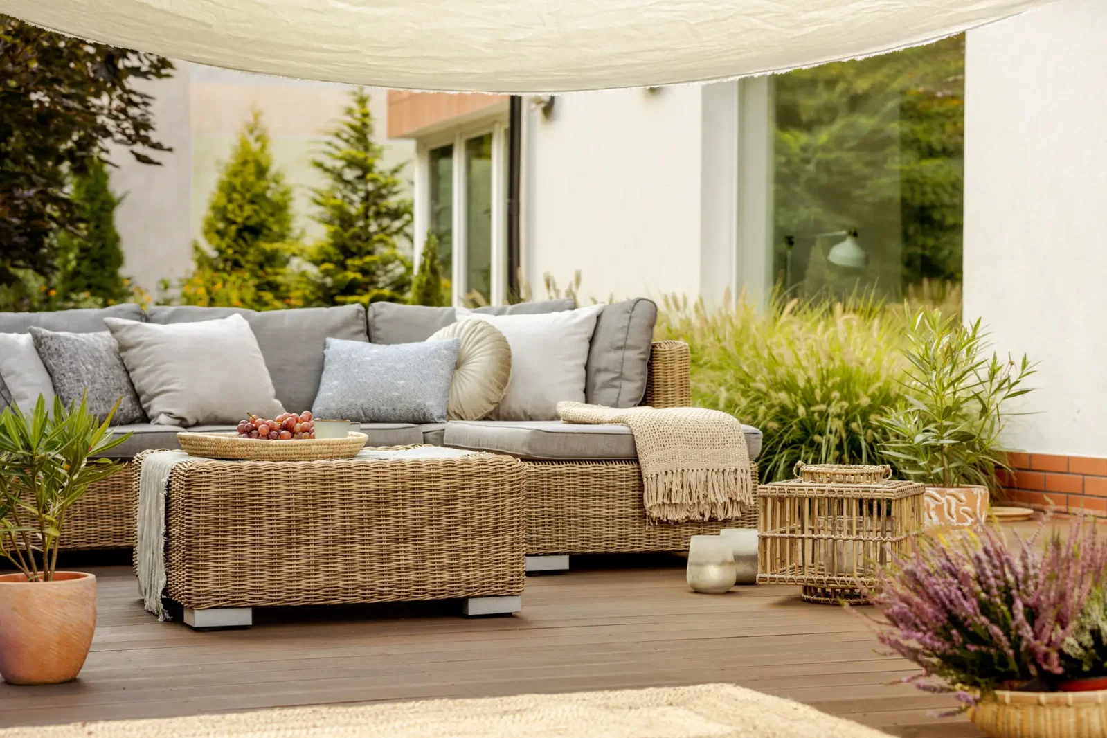Gemütliche Gartenlounge auf sommerlicher Terrasse mit Gräsern. Gemütliche Gartenlounge auf sommerlicher Terrasse mit Gräsern.