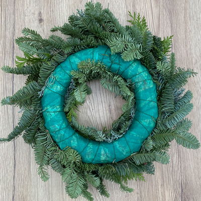 Adventskranz, Mix-Grün, halbrund gebunden, ca. 25 cm Ø Adventskranz, Mix-Grün, halbrund gebunden, ca. 25 cm Ø