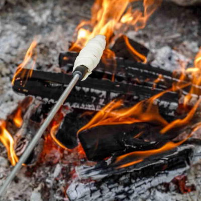 Lagerfeuer-Brotspieß mit Gusseisenspitze Lagerfeuer-Brotspieß mit Gusseisenspitze