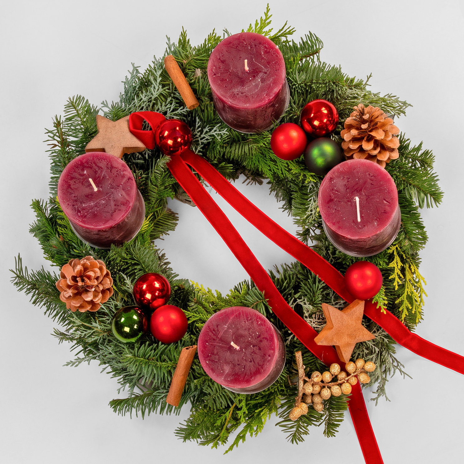Dekorierter Adventskranz mit Kerzen in Karminrot, Mix-Grün, ca. 35 cm Ø Dekorierter Adventskranz mit Kerzen in Karminrot, Mix-Grün, ca. 35 cm Ø