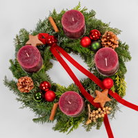 Dekorierter Adventskranz mit Kerzen in Karminrot, Mix-Grün, ca. 35 cm Ø Dekorierter Adventskranz mit Kerzen in Karminrot, Mix-Grün, ca. 35 cm Ø