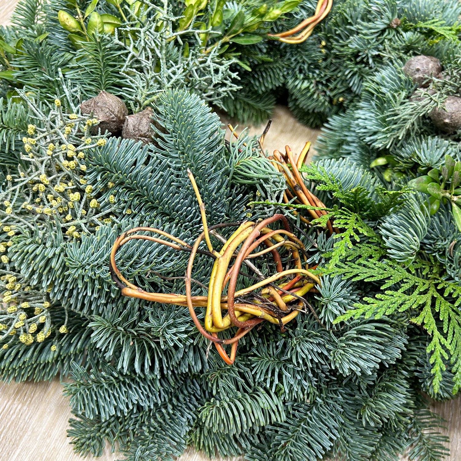 Adventskranz, Mix-Grün mit Weide, rund gebunden, ca. 40 cm Ø