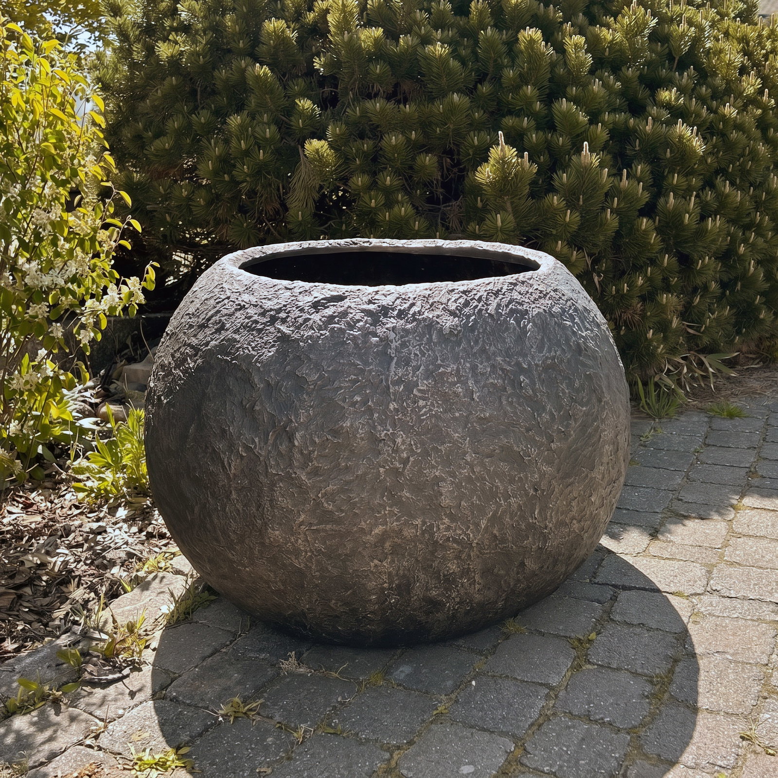 Pflanzgefäß 'Kolo', vintage bronze, ca. Ø 80 x H 57 cm Pflanzgefäß 'Kolo', vintage bronze, ca. Ø 80 x H 57 cm
