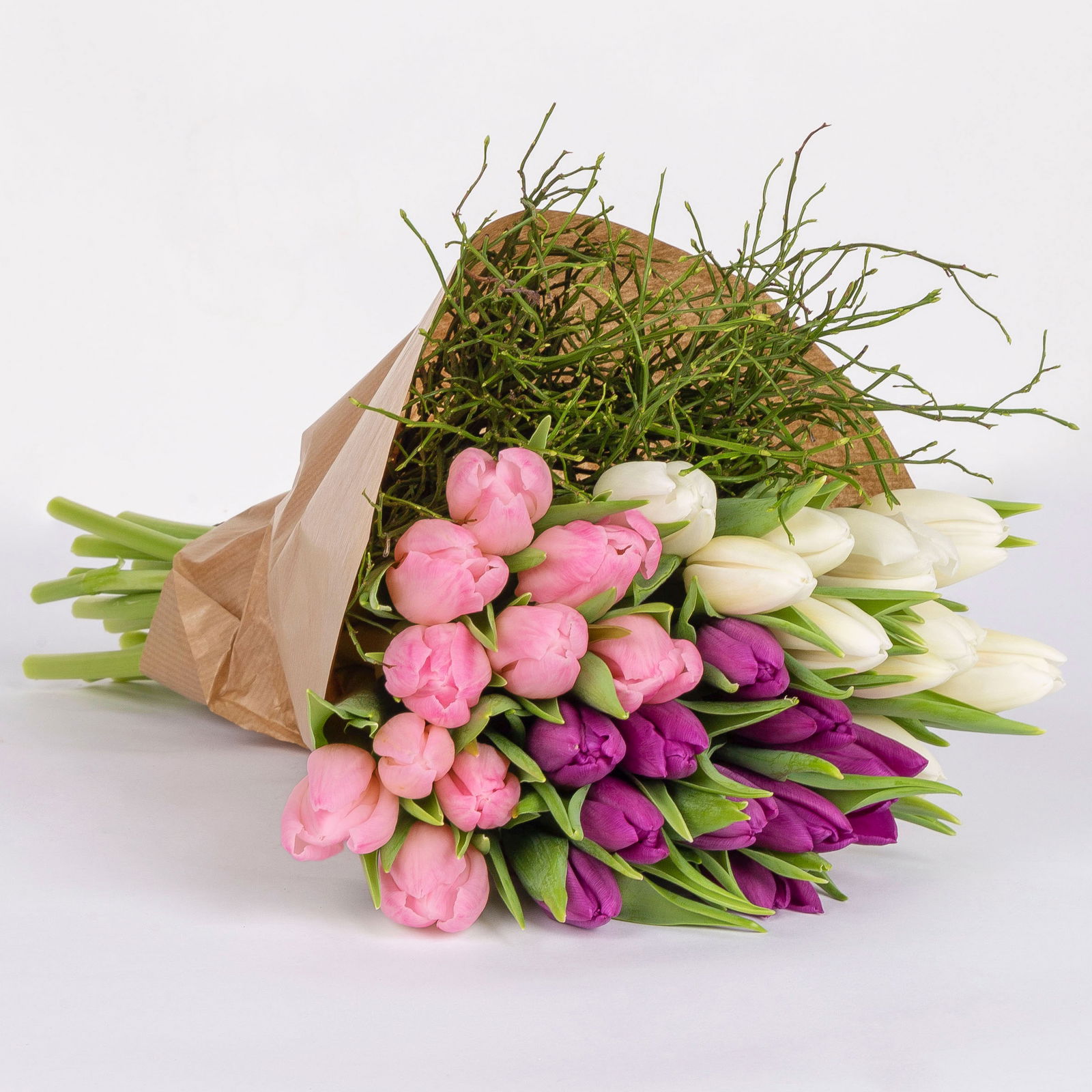 Schnittblumen-Mix aus 30 Tulpen in weiß, rosa & lila mit Heidelbeere