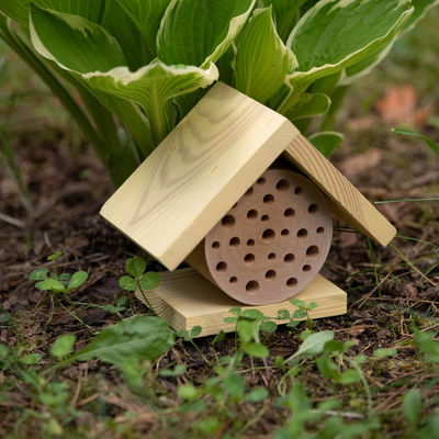 Kleines Insektenhotel mit Giebeldach, gelb, Kiefer/Erle, 17 x 11 x H 16 cm