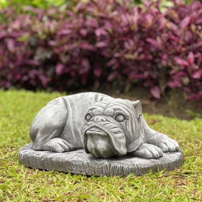 Liegende Bulldogge auf Sockel, Steinguss, ca. 14 x 38 x 25 cm Liegende Bulldogge auf Sockel, Steinguss, ca. 14 x 38 x 25 cm