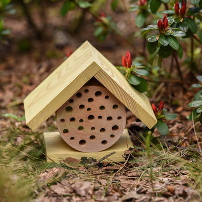 Kleines Insektenhotel mit Giebeldach, gelb, Kiefer/Erle, 17 x 11 x H 16 cm