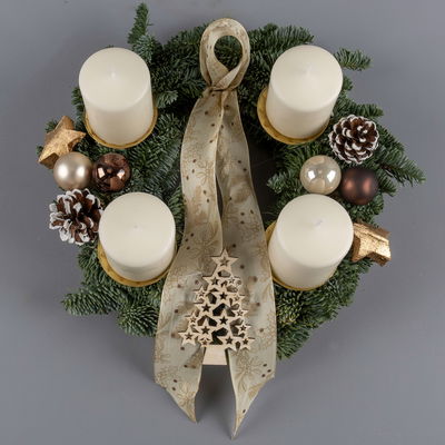 Dekorierter Adventskranz mit Stumpenkerzen in Wollweiß, Nobilistanne, ca 30 cm Ø