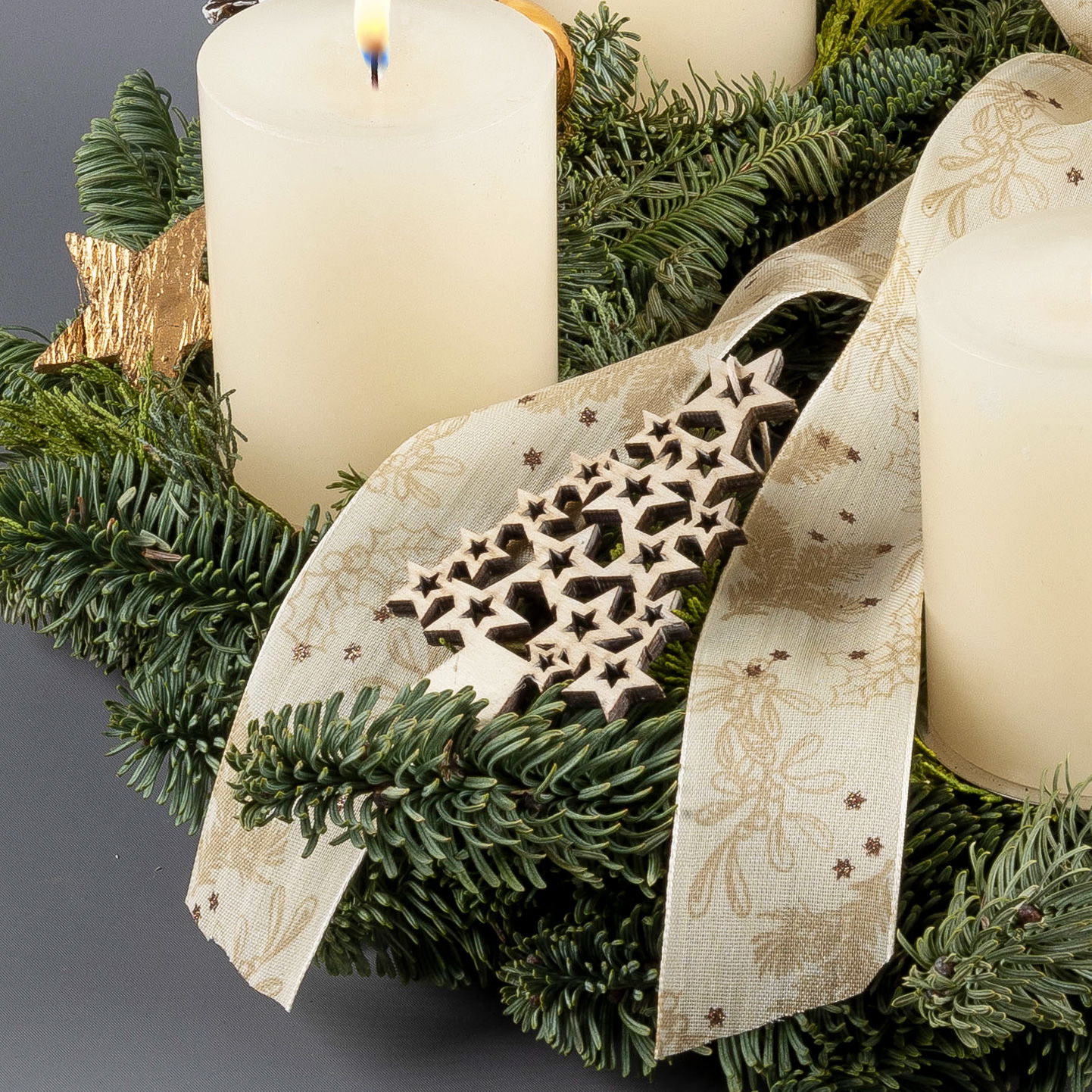 Dekorierter Adventskranz mit Kerzen in Wollweiß, Mix-Grün, ca. 35 cm Ø