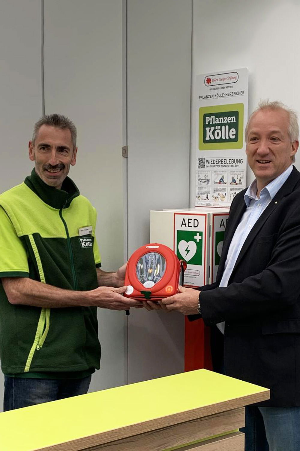 Defibrilllator Übergabe bei Pflanzen-Kölle Defibrilllator Übergabe bei Pflanzen-Kölle