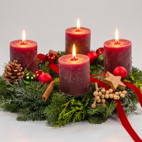 Dekorierter Adventskranz mit Kerzen in Karminrot, Mix-Grün, ca. 35 cm Ø Dekorierter Adventskranz mit Kerzen in Karminrot, Mix-Grün, ca. 35 cm Ø