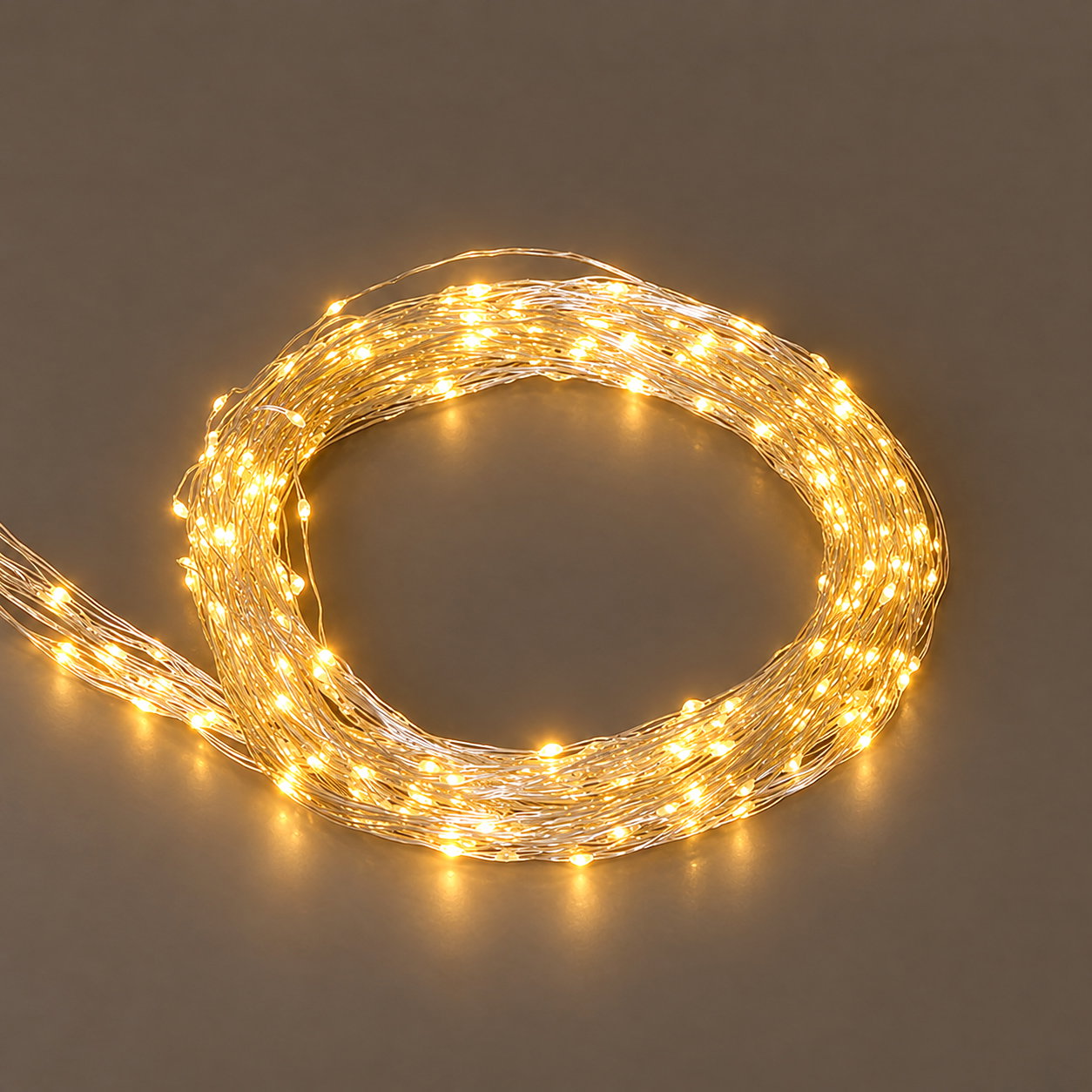 Kölle LED Silberdraht Regen, klassisch warm, 700 LEDs, Länge ca. 2,5 m Kölle LED Silberdraht Regen, klassisch warm, 700 LEDs, Länge ca. 2,5 m